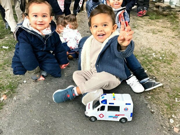 AMBULANCE SPEELGOED - FRICTIEMOTOR - 22.5CM - MET GELUID SIRENE EN LICHTJES