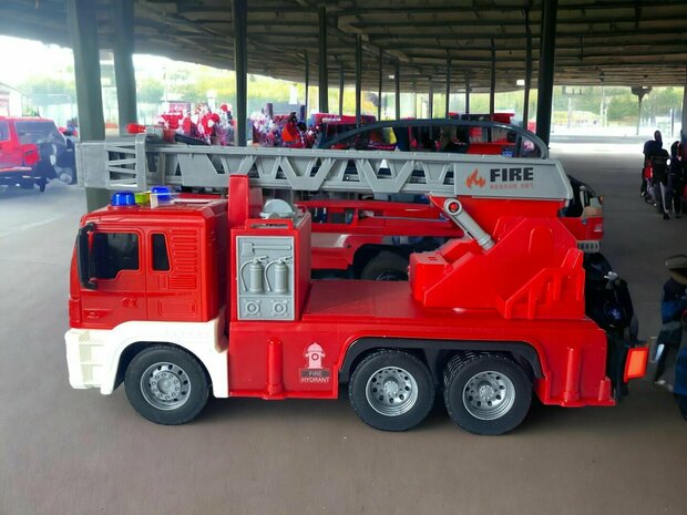 Camion de pompier - avec tuyau d&#039;arrosage et camion &eacute;chelle - Friction - son et lumi&egrave;res - 25 cm