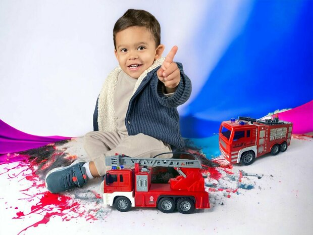 Brandweerwagen - Frictiemotor - sproeislang en ladderwagen - met geluid en lichtjes - 27.5 cm