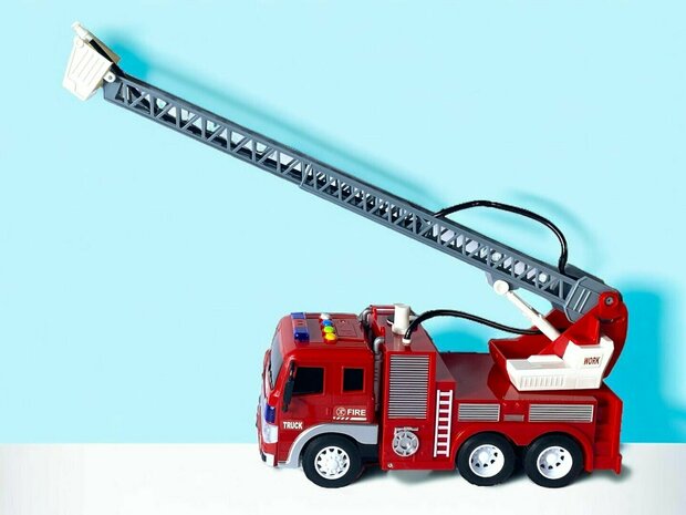 Feuerwehrauto &ndash; Reibungsmotor &ndash; Spritzschlauch und Leiterwagen &ndash; mit Ton und Licht &ndash; 27,5 cm