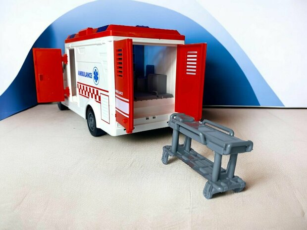 Spielzeugkrankenwagen mit Lichtern und Sirenensoundeffekten