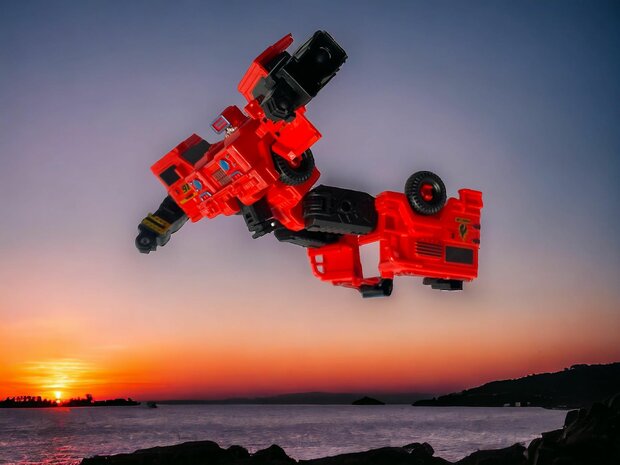 Transform X-Warrior ExtingGuish Flame &nbsp;- robot and car 2in1 Red