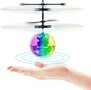 Flying Ball - h&eacute;li disco flottant Boule de cristal avec lumi&egrave;re LED - capteur infrarouge - H&eacute;licopt&egrave;re volant contr&ocirc;l&eacute; &agrave; la main (rechargeable)